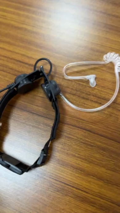 Micro-Oreillette à Vibration Laryngale avec Bouton PTT Rond et Bouton PTT de Doigt Supplémentaire pour Radios